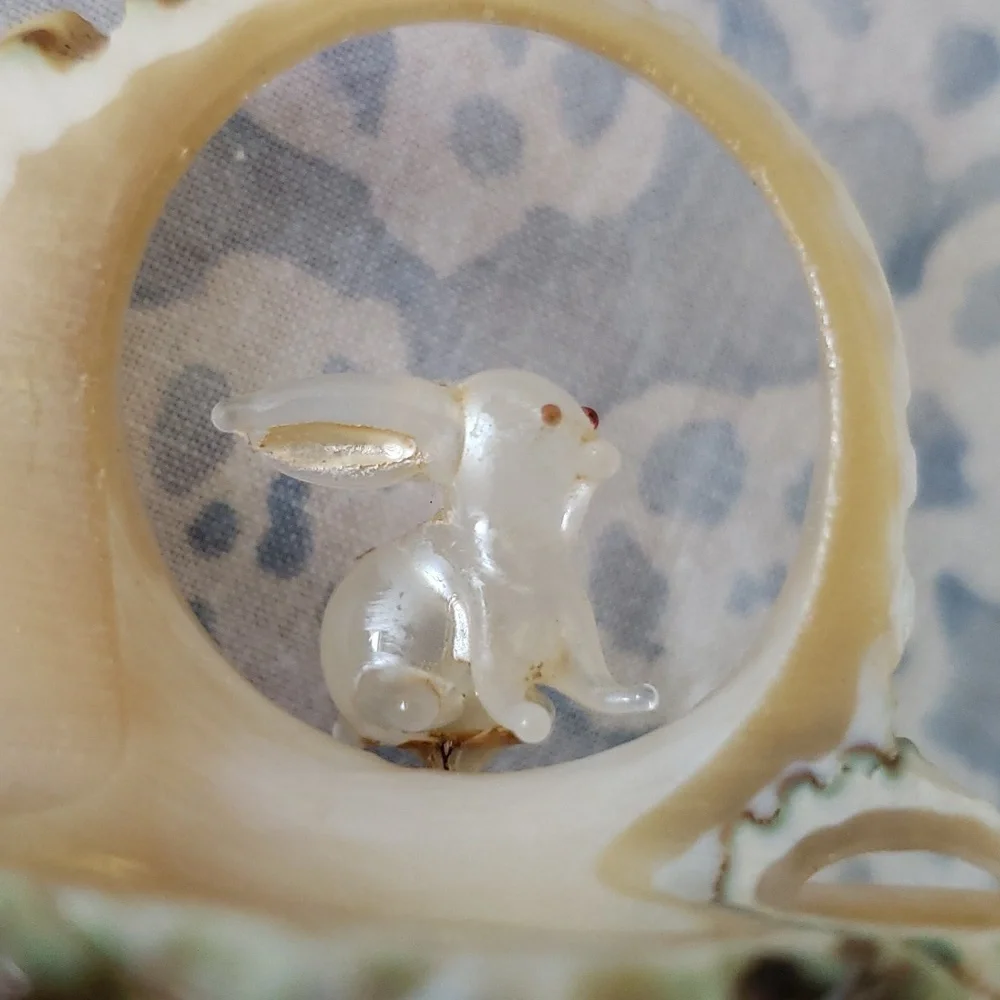Carved Seashell with Rabbit - Picture 4 of 15